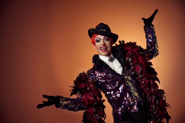 Bland drakar och dragqueens presenterar: Dragshowens magiska värld – en familjeföreställning